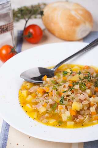 Френска супа с картофи, чушки и бекон