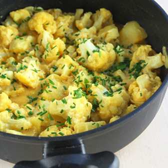 Карфиол с картофи и къри
