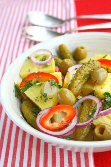 Картофена салата с корнишони и червени чушки