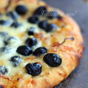 Пица с карамелизиран лук, маслини и Фета