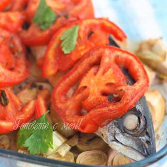Риба, запечена с праз лук и домати
