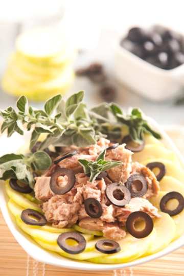 Салата от тиквички с маслини и риба тон