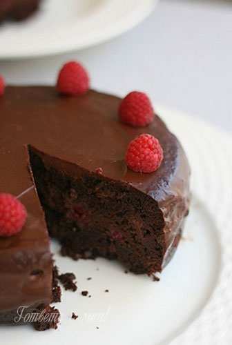 Шоколадова торта с малини