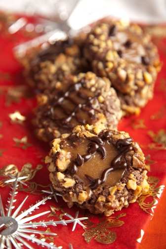 Шоколадово-орехови сладки с карамелен пълнеж