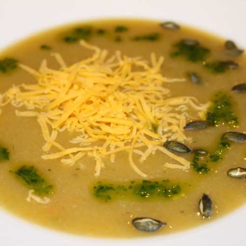 Зеленчукова супа с печени семки, чедър и магданозено олио
