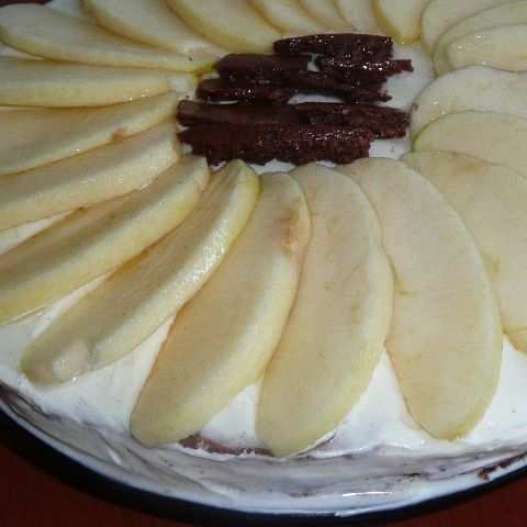 Тъмен шоколадов сладкиш с чийз-крем глазура и желирани ябълки