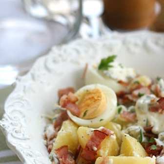 Топла немска салата с бекон и яйца
