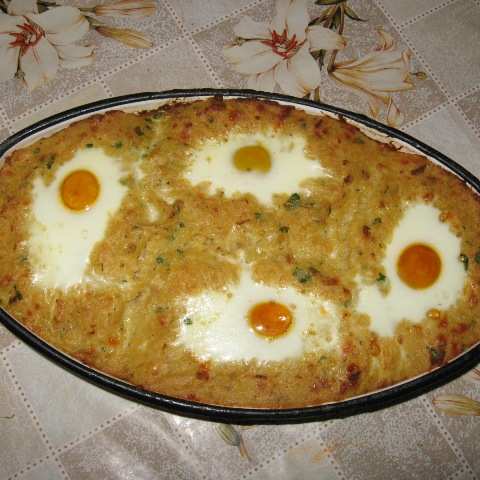 Яйца в картофено легло