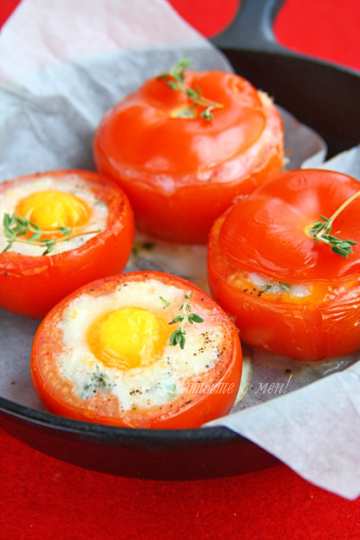 Запечени яйца в домати